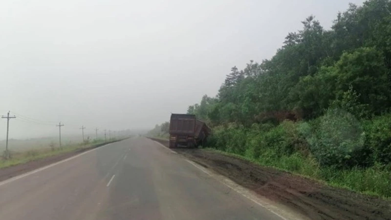 Большегруз съехал в кювет на западе Сахалина: ФОТО
