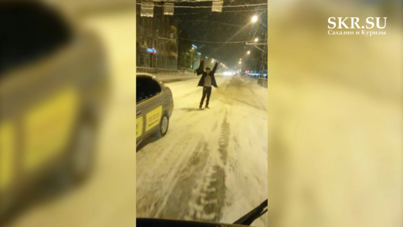 Танцующий в темноте: в Южно-Сахалинске утро понедельника было веселым