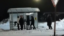 Подростки ломали автобусную остановку на глазах у прохожих в Поронайске