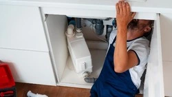 На Сахалине сантехник вместо покупки оборудования пропил 20 тысяч рублей клиентки