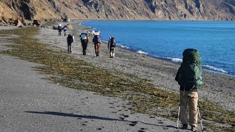 Сахалинские походники встретили медведя, оленя и касаток на пути к маяку Анива