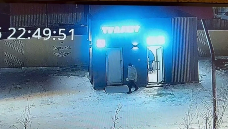 Малолетние вандалы вновь атаковали общественный туалет в Корсакове
