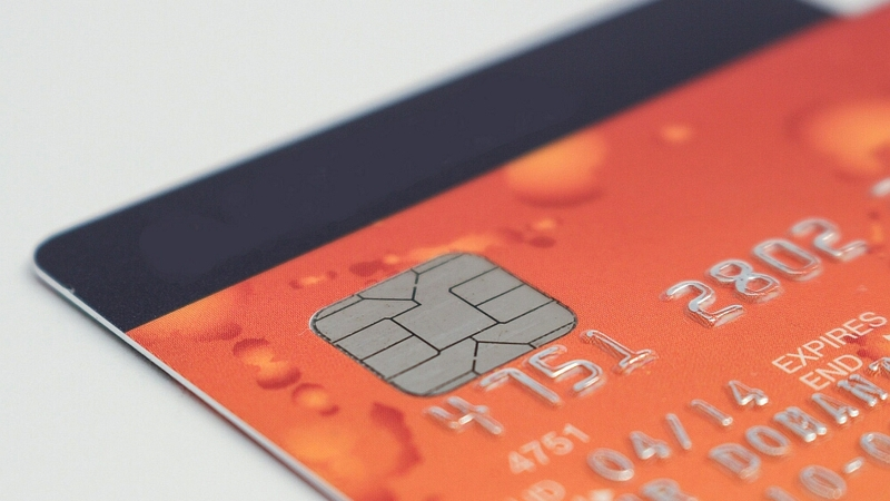 У сахалинского пенсионера с карты украли 80 тыс. рублей