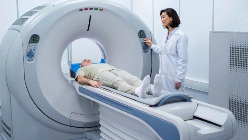 В Охинской больнице починили аппарат КТ по поручению губернатора 