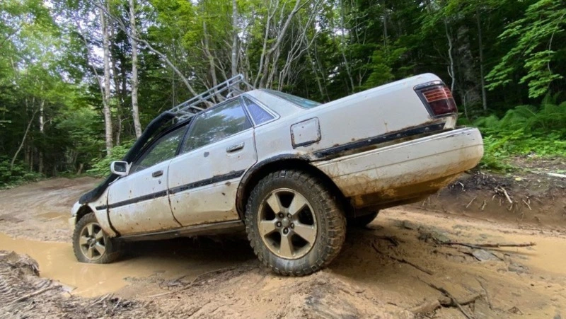 Рыбак на легковом авто проехал по бездорожью до села Лесного на Сахалине