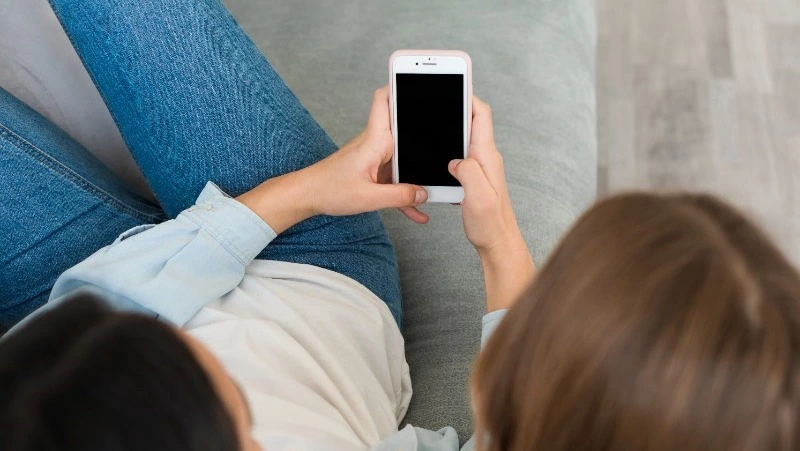 Подруги с фантазией: две юные сахалинки решили обмануть доставщиков и не успели насладиться успехом