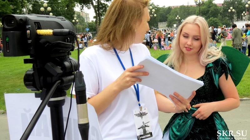 В Южно-Сахалинске на участников уличного фестиваля «обрушился» дождь из корюшки