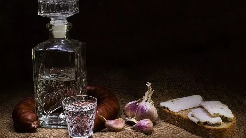 В Ногликах мужчина устроил скандал в магазине из-за бутылки водки