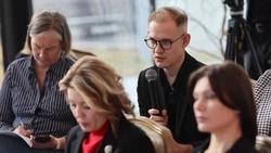 Губернатор обсудил с сахалинскими журналистами вопрос обеспечения льготными лекарствами