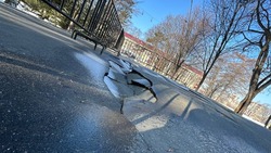 Асфальт провалился в городском парке Южно-Сахалинска 28 марта