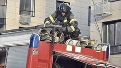 В Южно-Сахалинске пожарные тушат кровлю строящегося дома