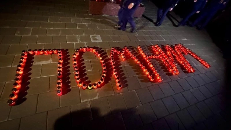 Сотни лампад зажгли в День памяти и скорби в Южно-Сахалинске 