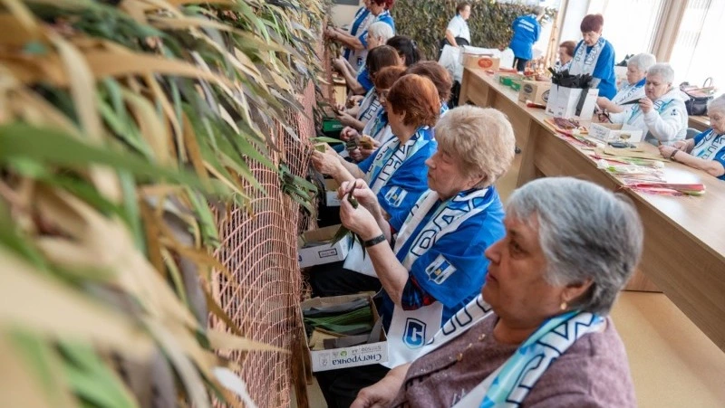 Сахалинские волонтеры группы «Za Победу!» плетут антидронные шторы для земляков на СВО