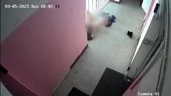 «Обмочила всю площадку»: сахалинка похулиганила в подъезде жилого дома в Дальнем