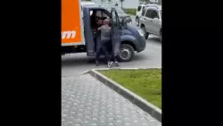 Доставщик мебели поколотил сахалинца на глазах у прохожих. Видео