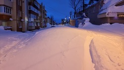 Жители 25 микрорайона Южно-Сахалинска пожаловались на гигантские сугробы вместо дорог