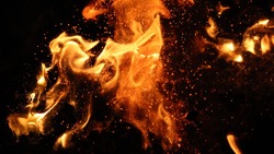 Гараж полыхал открытым пламенем в Поронайске днем 2 октября
