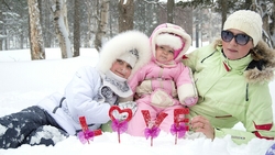 Фотосессию в непогоду устроили охинки в День всех влюбленных