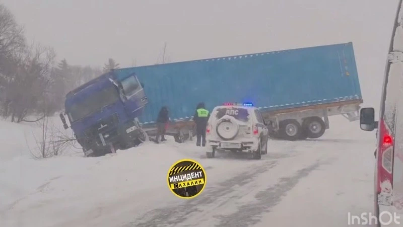 Тягач и легковушка столкнулись в Долинском районе 