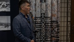 «Я рисую музыку»: выставка алтайского художника открылась в Южно-Сахалинске