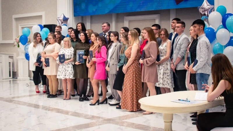 Базовый медколледж Сахалина выпустил шестерых профессионалов с красным дипломом