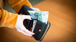 Ночная гостья в Долинске обворовала в стельку пьяного собутыльника 
