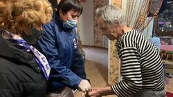 Женщины-депутаты привезли навагу ветеранам Долинска и предложили ее приготовить