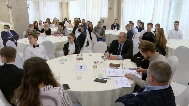 Самым активным ученикам сахалинского проекта «Мир возможностей» подарили уроки с репетиторами