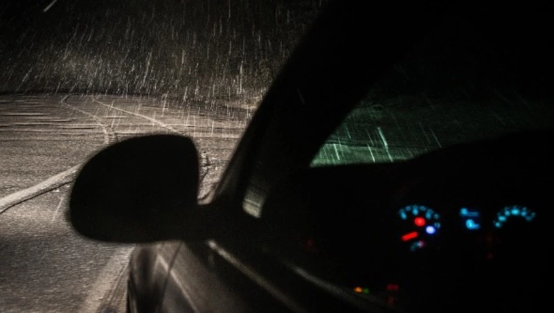 «Ехала как улитка»: жители Долинска возмутились сугробами после снегопада