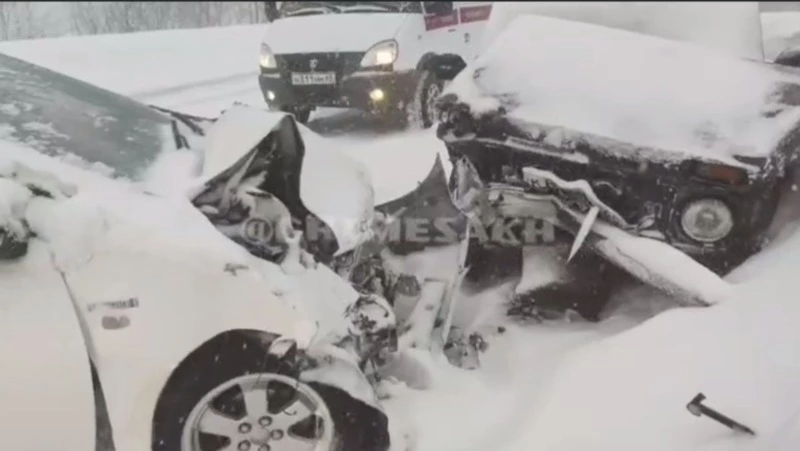 Лобовое столкновение «Нивы» и «Приуса» произошло на трассе Южно-Сахалинск — Оха