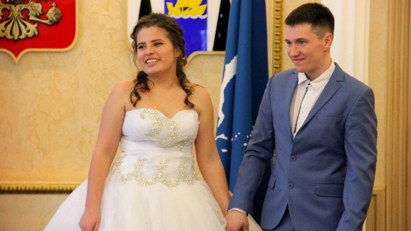 Новобрачным на Сахалине выдали сертификаты на обследование репродуктивного здоровья