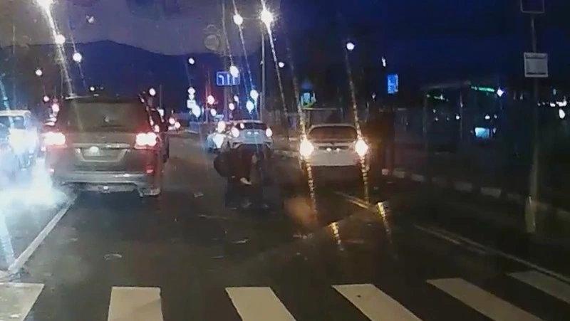 Ребенка унесли с дороги после ДТП на пересечении Мира – Емельянова в Южно-Сахалинске 