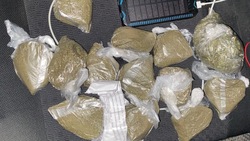 Больше 10 пакетов наркотиков нашли в салоне автомобиля в Южно-Сахалинске 