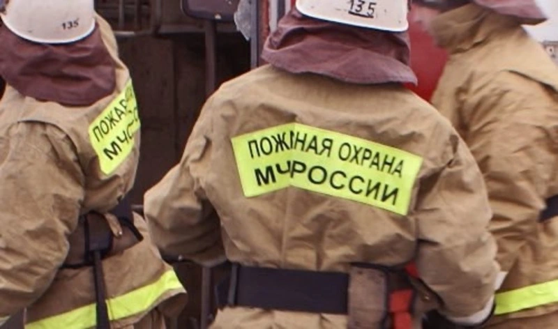 Пожарные потушили автомобильные покрышки в Охе