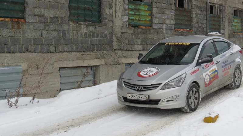 В Холмске будущие водители проходят практику на неисправной машине