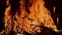 Гараж загорелся глубокой ночью на юге Сахалина