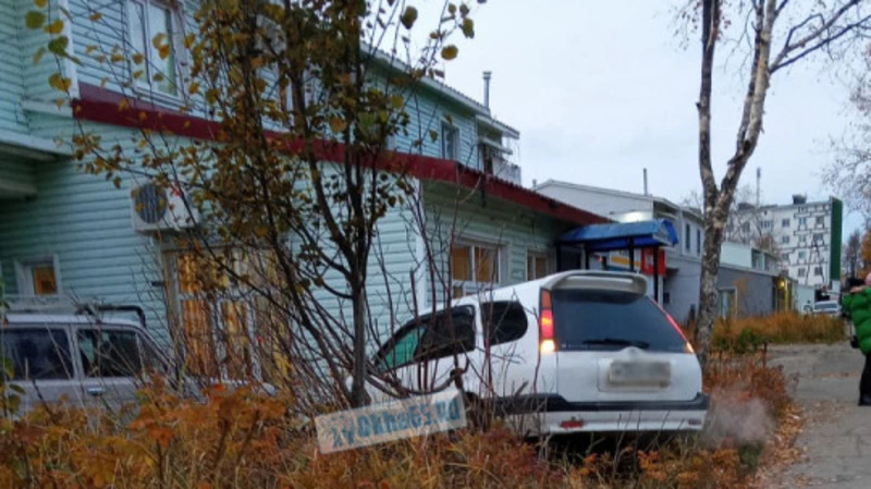 Таксист врезался в жилой дом на севере Сахалина