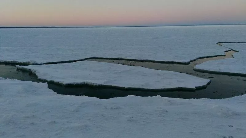 У побережья Сахалина оторвало лед, рыбаки едва спаслись