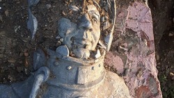 Забытый памятник Гагарину нашли на побережье Сахалина. «Ничего святого»