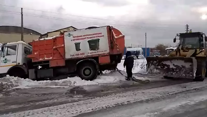 В Южно-Сахалинске из-за катка на дорогах с трассы вылетел мусоровоз
