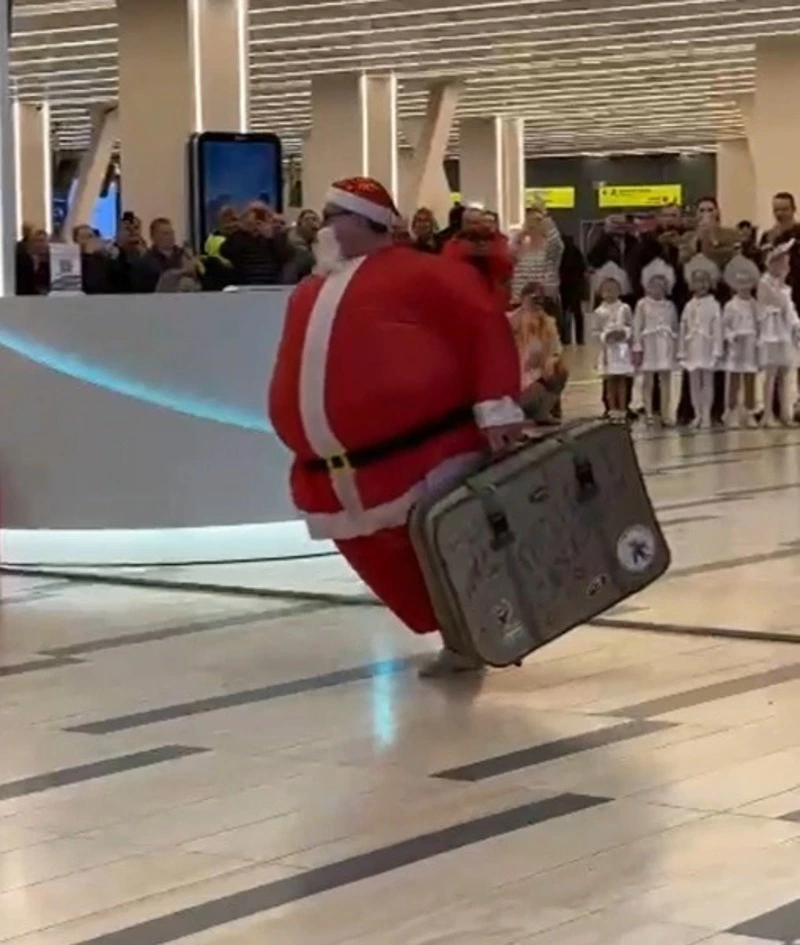 Новогодний танцевальный флешмоб прошел в аэропорту Южно-Сахалинска