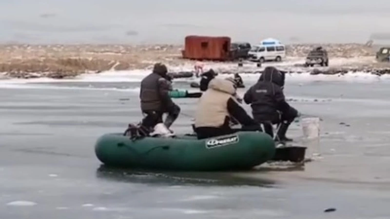 Жители Сахалина вышли на подледную рыбалку на резиновых лодках