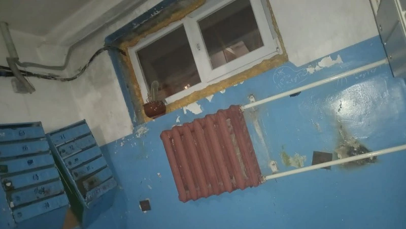 «Как после бомбежки»: жители Южно-Сахалинска пожаловались на состояние подъезда