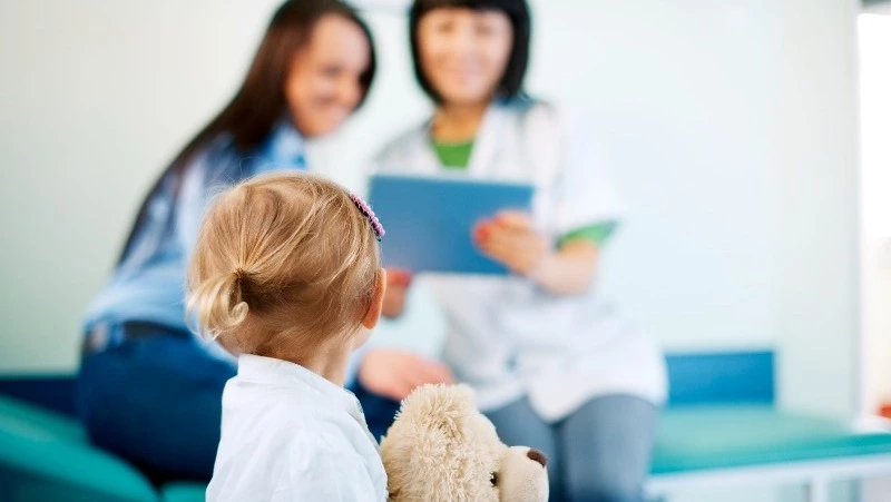 Маме с ребенком-инвалидом на Сахалине помогут с покупкой средств реабилитации