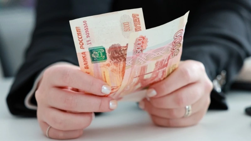 В Аниве рецидивистка украла деньги из забытого в банке конверта  