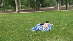 Сахалинцы загорают топлес в парке, спасаясь от жары