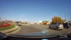 Водитель кроссовера подрезал машину с семьей на «кольце» в Южно-Сахалинске