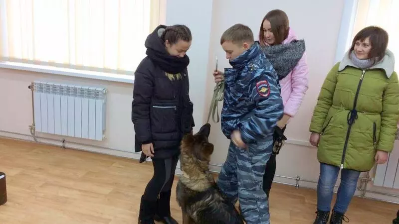 Сахалинских школьников познакомили с азами кинологии