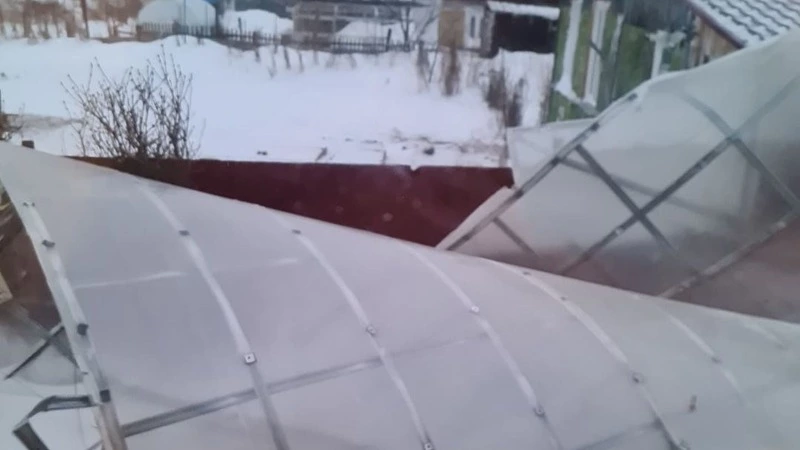 «Думаем, как вернуть назад»: ураганный ветер снес теплицу в Охе