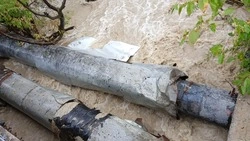 Сильное течение реки оторвало листы железа с теплотрассы в Южно-Сахалинске